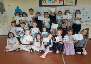 Dzieci prezentują certyfikaty za udział w VI edycji ogólnopolskiego programu edukacyjnego Uczymy Dzieci Programować